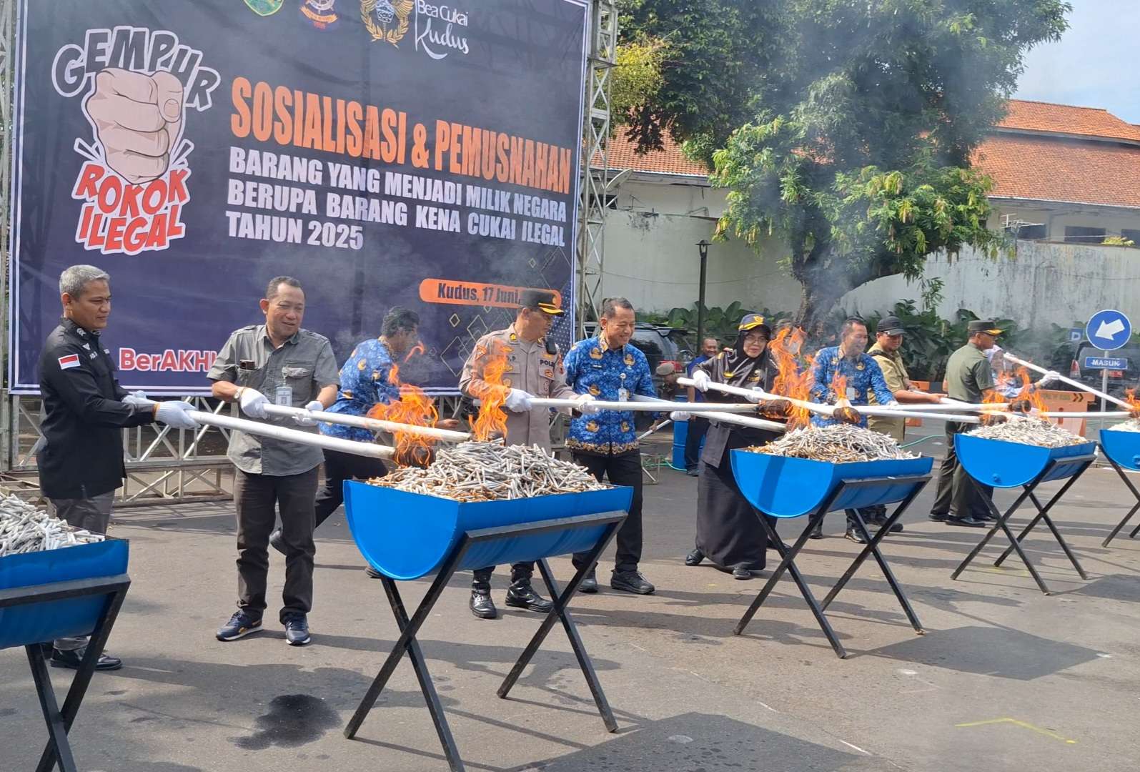 Pemusnahan rokok ilegal secara simbolis di Pendopo Kudus, Selasa (17/6/2025) (KlikFakta.com/Melina)