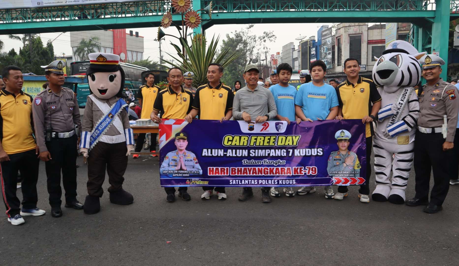 Personel Polres Kudus yang mengikuti Car Free Day (CFD) di Alun-alun Simpang Tujuh Kudus pada Minggu (22/6) pagi