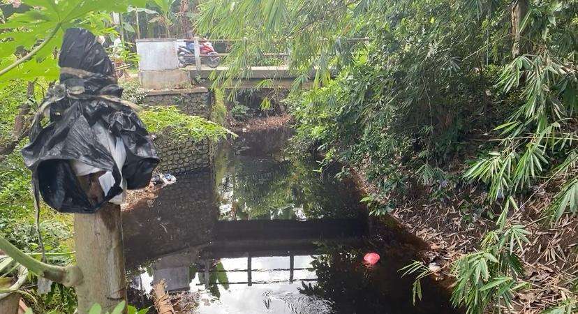 Sungai di Desa Hadipolo hang menghitam akibat tercemar air lindi TPA Tanjungrejo (foto: Zonanews.id)