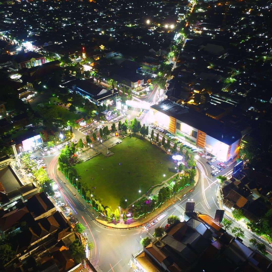 Alun-alun Simpang Tujuh saat malam hari (foto: atourin)