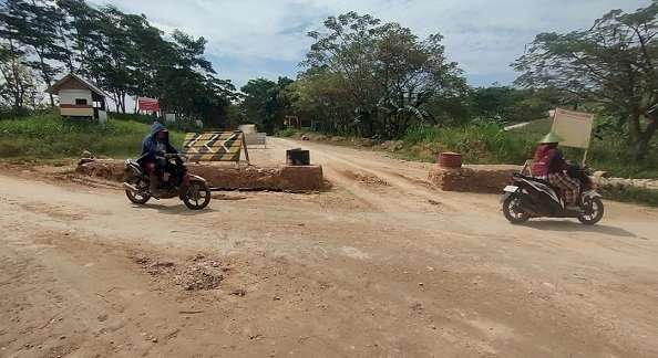 Penampakan blokade jalan menuju PT Semen Gresik Rembang menyisakan lebar jalan 3 meter untuk truk kecil (foto: RMOLJateng)