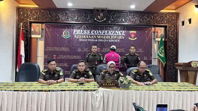 Konferensi pers Kejaksaan Negeri Jepara penetapan AWP sebagai tersangka kasus korupsi pencairan kredit fiktif nasabah, Selasa (10/6/2025) (foto: detikjateng)