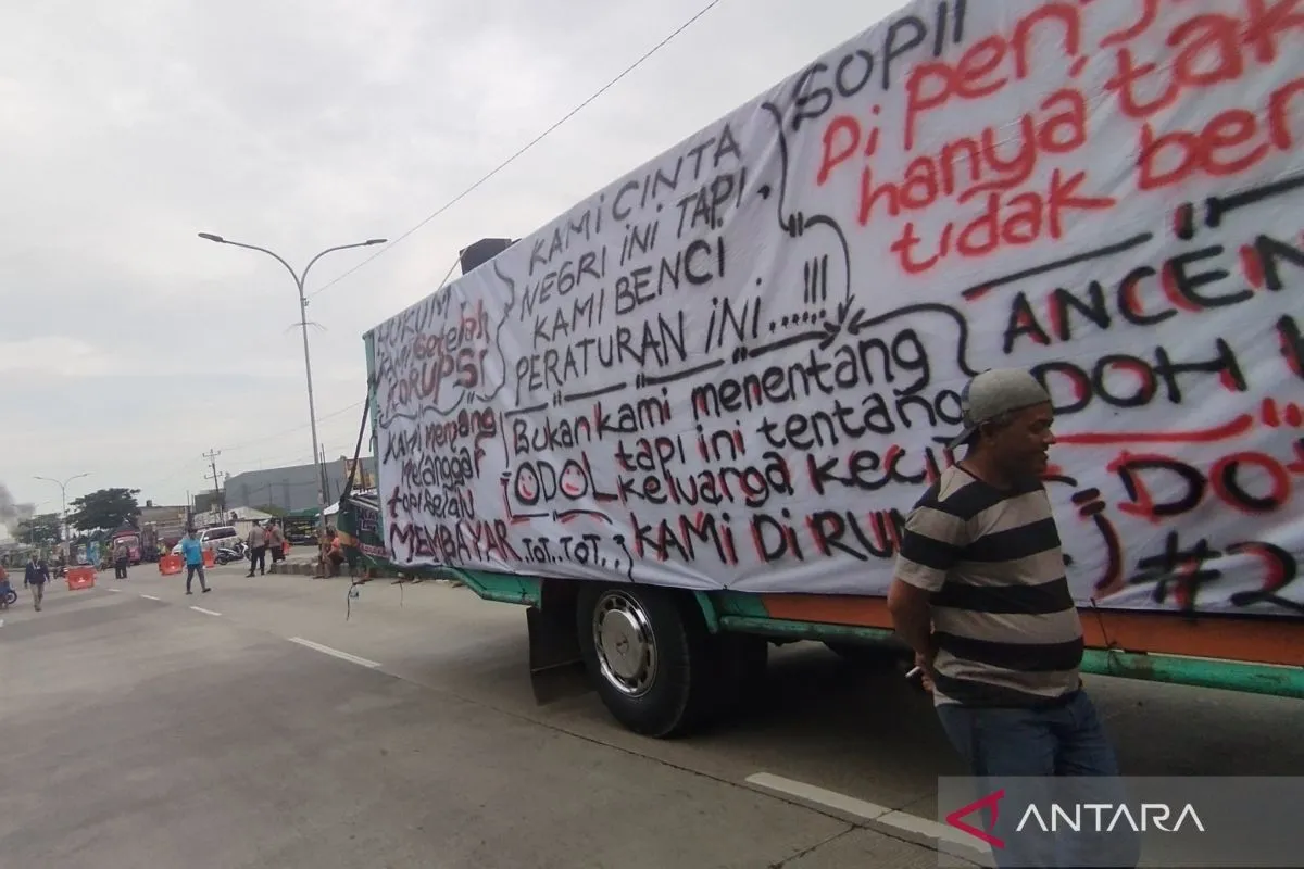 Truk ODOL yang ikut memblokade jalan pada Kamis (19/6/2025) (foto: ANTARA)