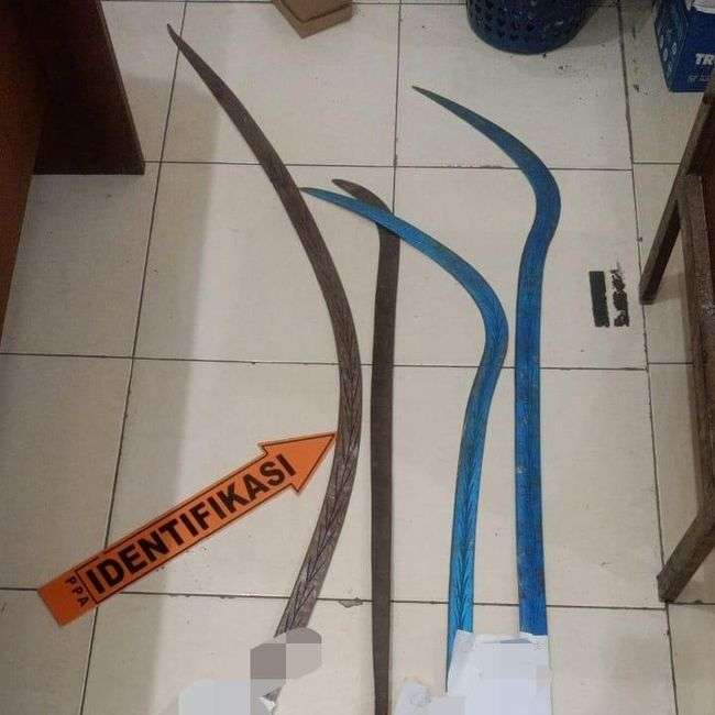 Empat sajam yang diamankan Polresta Pati dari tangan tiga tersangka video sekelompok remaja membawa sajam di Sukolilo Pati (foto: detikJateng)