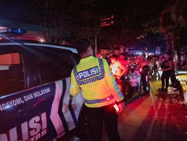 Proses pengamanan sejumlah remaja yang hendak tawuran oleh Polresta Pati dalam operasi Blue Light Patrol (foto: detikjateng)