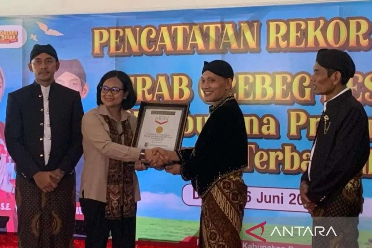 Penyerahan piagam penghargaan rekor MURI kirab dengan jumlah peserta terbanyak berbusana prajurit dalam kirab Grebeg Besar di kompleks Makam Kadilangu Demak, Jumat (6/6/2025) (foto: ANTARA)