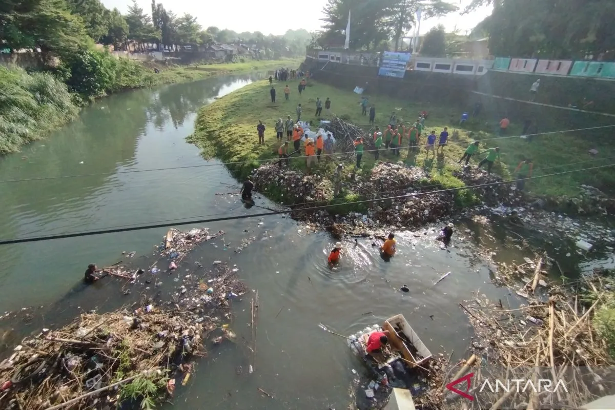 Bupati Kudus bersama relawan melakukan bersih-bersih Sungai Gelis, di Desa Demaan Kecamatan Kota di Kudus, Minggu (15/6/2025) (foto: ANTARA)
