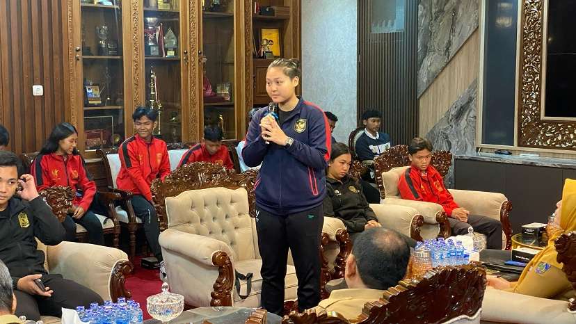 atlet berprestasi kebanggaan Kabupaten Jepara menyampaikan keluhan terkait sulitnya akses pendidikan dan kendala para atlet lain saat bertemu Wakil Bupati Jepara, Muhammad Ibnu Hajar di Ruang Kerja Bupati Jepara, Senin (7/7) (foto: Joglo Jateng)