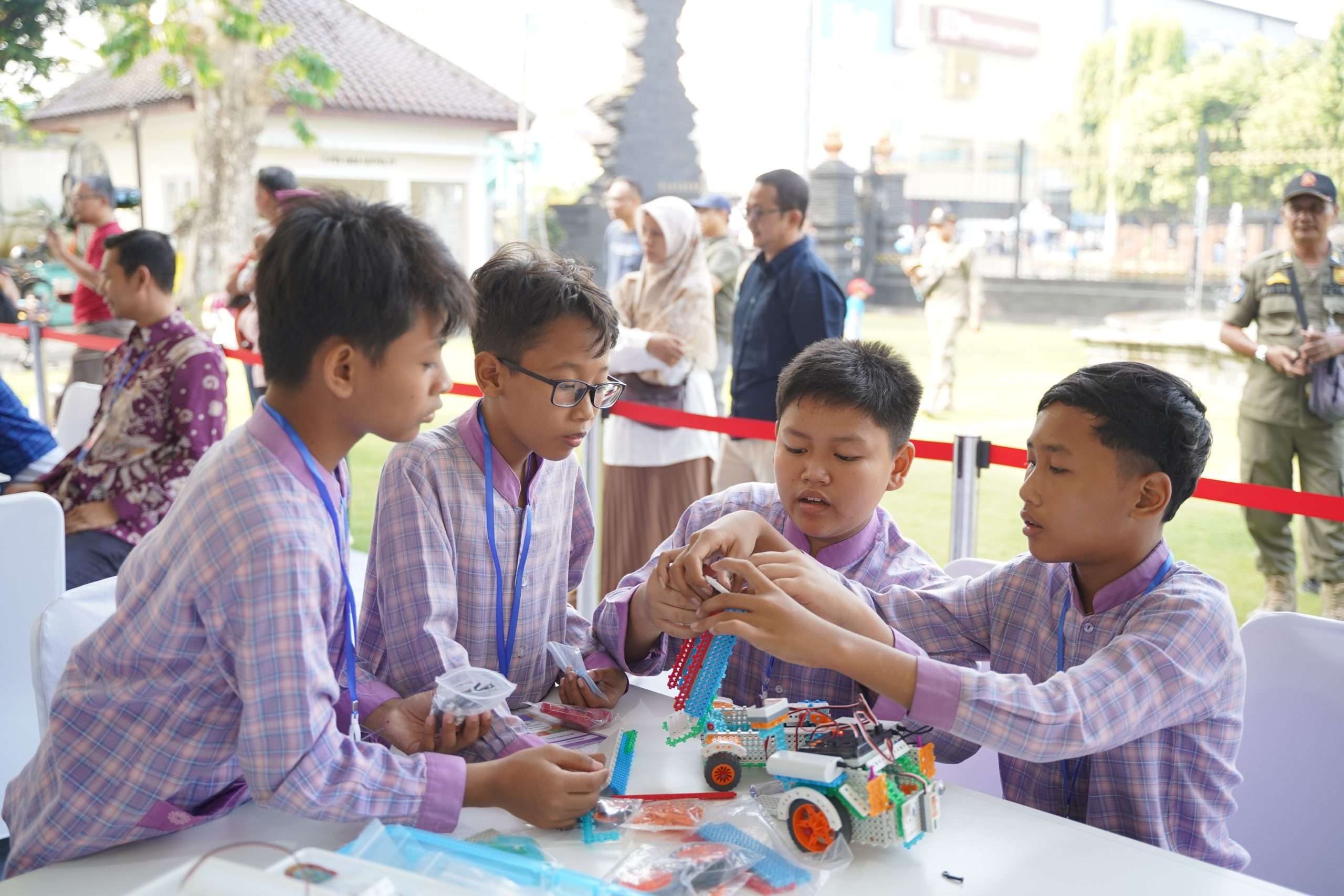 Siswa MI Muhammadiyah Al Tanbih merakit robot yang bisa mengambil dan membuang sampah dalam Festival dan Lomba Berpikir Komputasional di Pendopo Kabupaten Kudus pada Minggu (27/07)