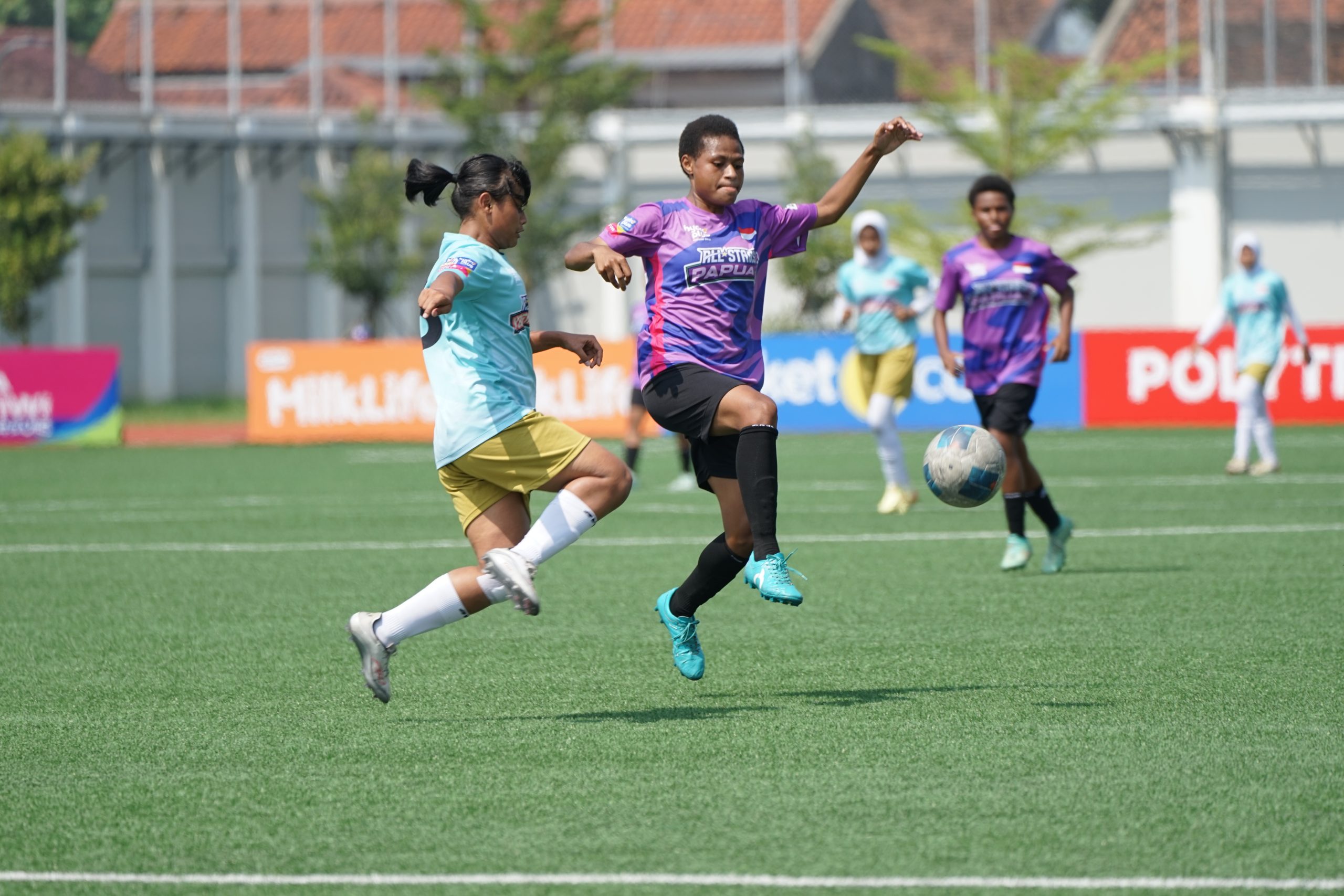 All Stars Papua (jersey ungu-hitam) berhadapan dengan All Stars Yogyakarta (jersey biru tosca-gold) dalam HYDROPLUS Piala Pertiwi U14 & U16 2025 di Supersoccer Arena, Kudus, Jawa Tengah, Jumat (11/7)