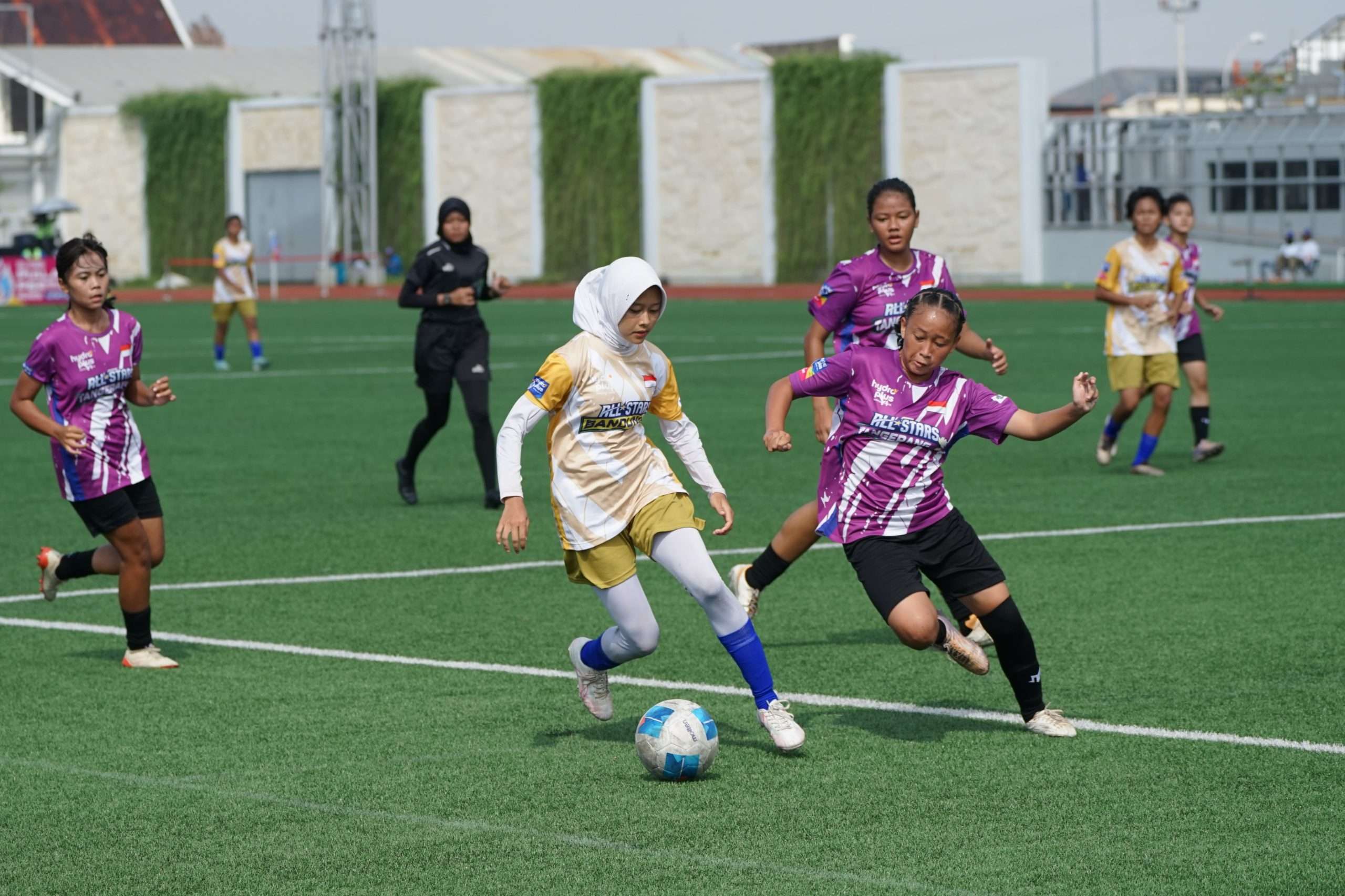 Jalannya laga final Tim All Stars Bandung VS All Stars Tangerang di Supersoccer Arena, Kudus, Jawa Tengah, Minggu (13/7).