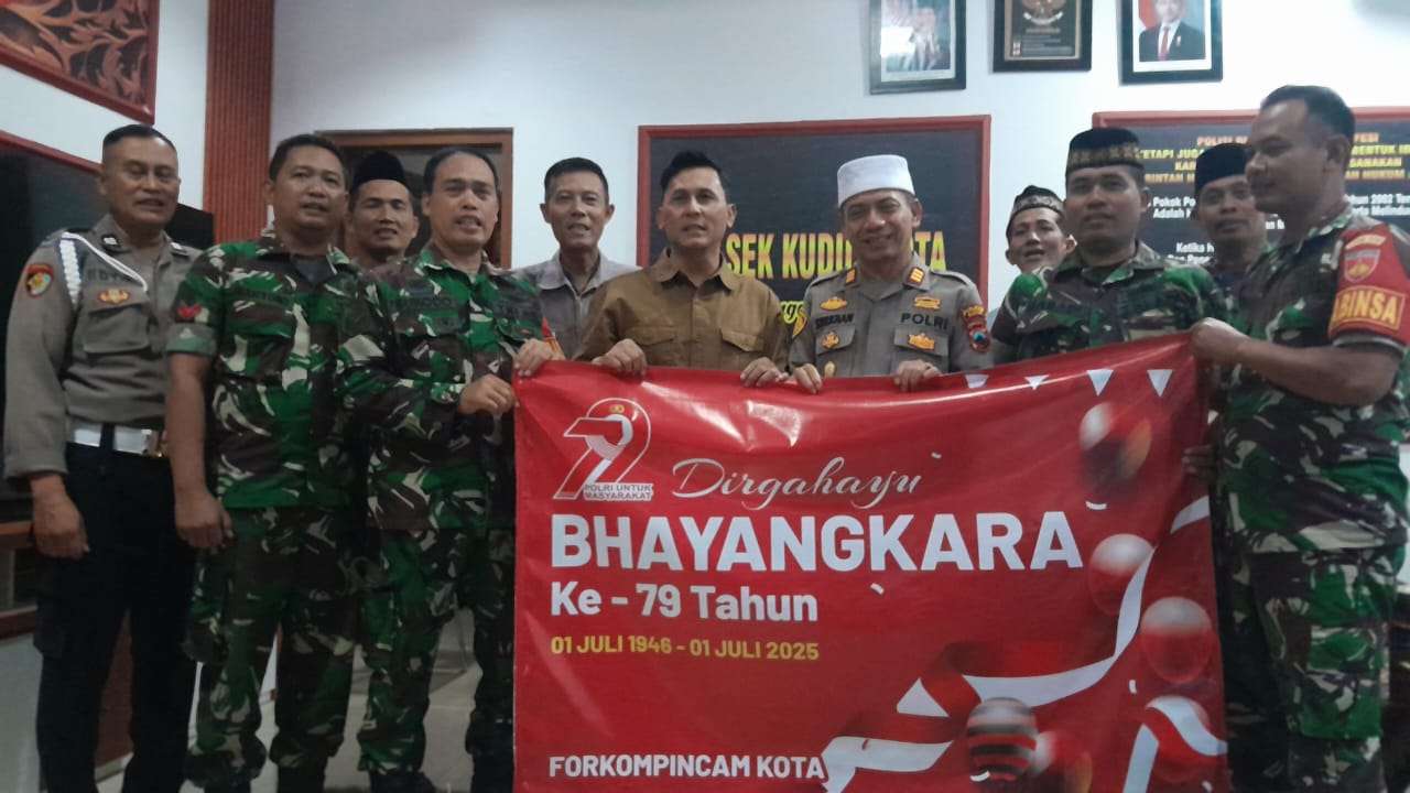 Polsek Kudus Kota merayakan HUT Bhayangkara Ke-79 dengan doa bersama di Masjid Bustanul Jannah pada Senin, 30 Juni 2025 malam