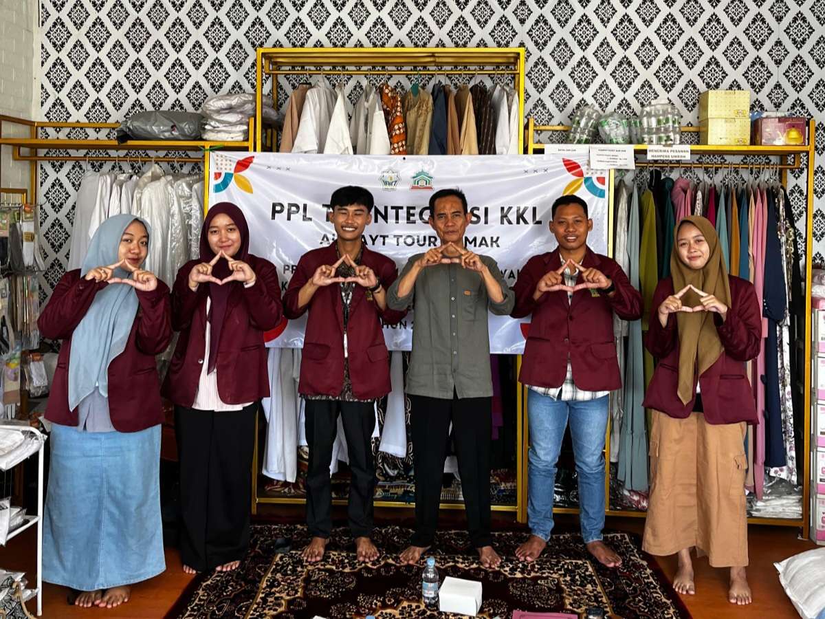 Sebanyak 5 mahasiswa UIN Sunan Kudus resmi melaksanakan Praktik Pengalaman Lapangan (PPL) Terintegrasi Kuliah Kerja Lapangan (KKL) di kantor Al Bayt Tours Demak