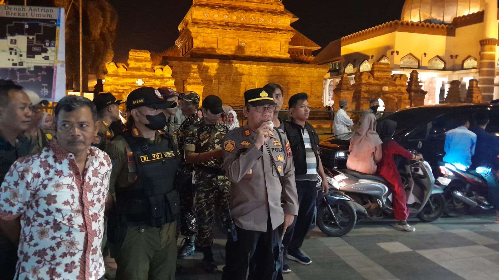 Sosialisasi rekayasa lalu lintas di kawasan Menara Kudus jelang puncak Buka Luwur Kanjeng Sunan Kudus di Depan Masjid Al Aqsho Menara Kudus, Jumat (4/7/2025) malam