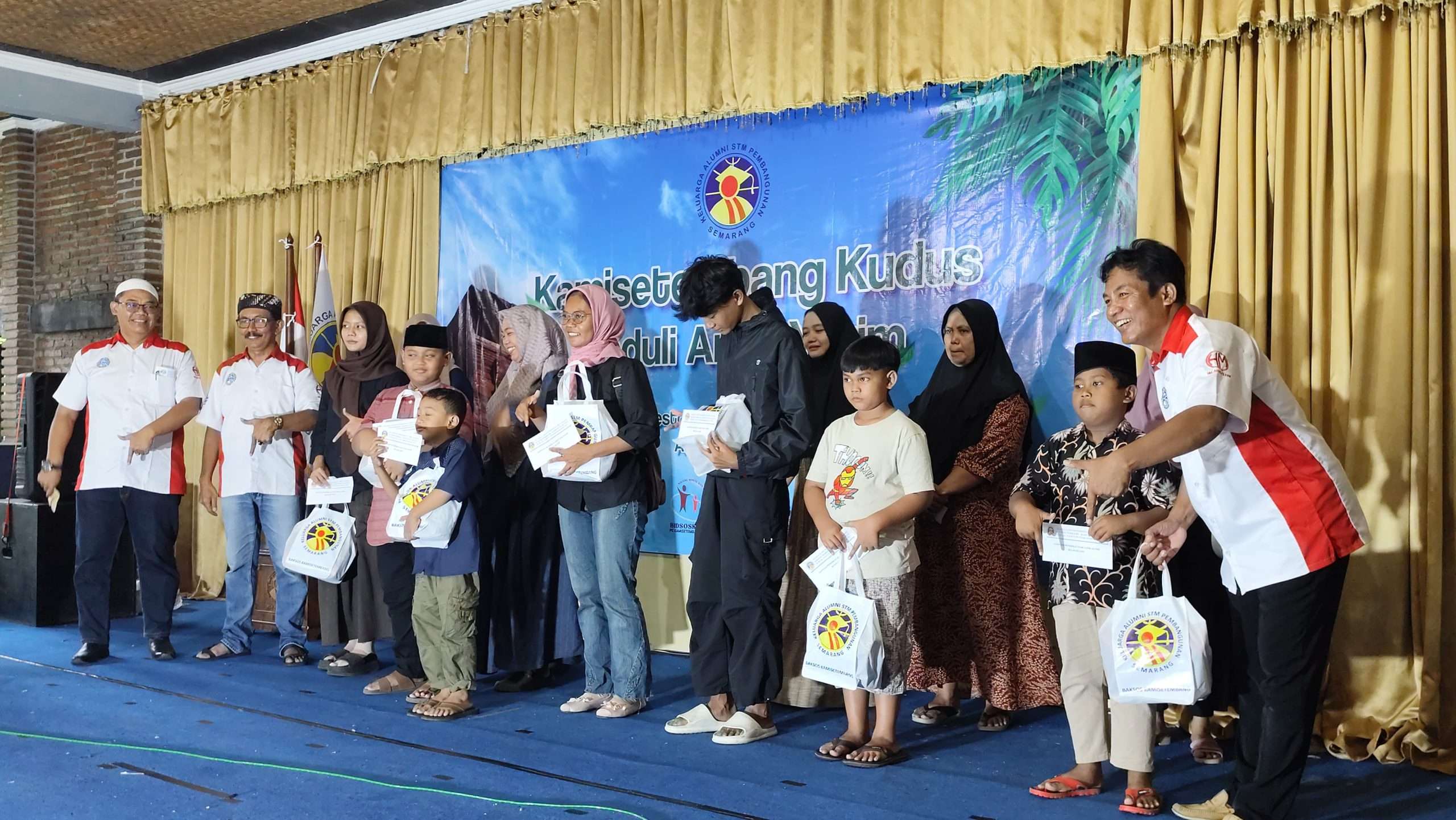Pengurus Cabang (PC) Keluarga Alumni STM Pembangunan Semarang (Kamisetembang) Kabupaten Kudus menyalurkan bantuan sosial bagi anak-anak yatim di Resto Kampung Sawah Undaan pada Minggu (6/7/2025)