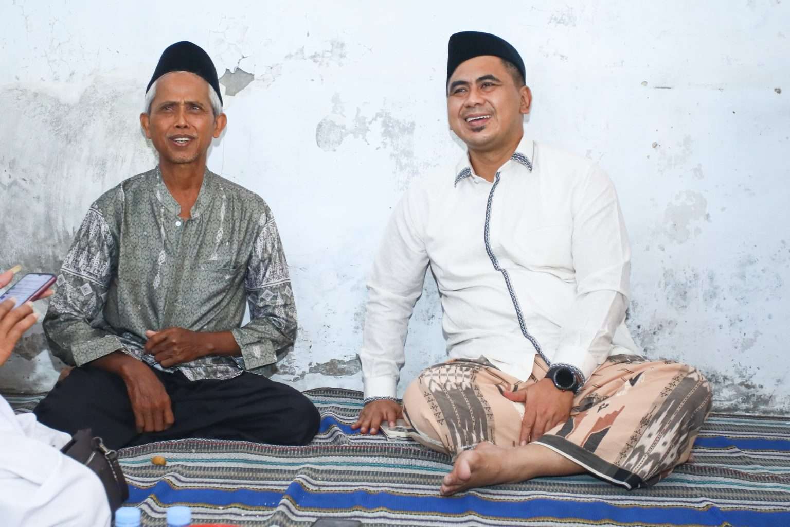 Wakil Gubernur Jawa Tengah Taj Yasin yang menyambangi kediaman Ahmad Zuhdi (63), guru Madrasah Diniyah (Madin) Roudhotul Mutaalimin, di Desa Jatirejo, Kecamatan Karanganyar, Kabupaten Demak, Sabtu (19/7/2025). (Foto: laman resmi Pemprov Jateng)