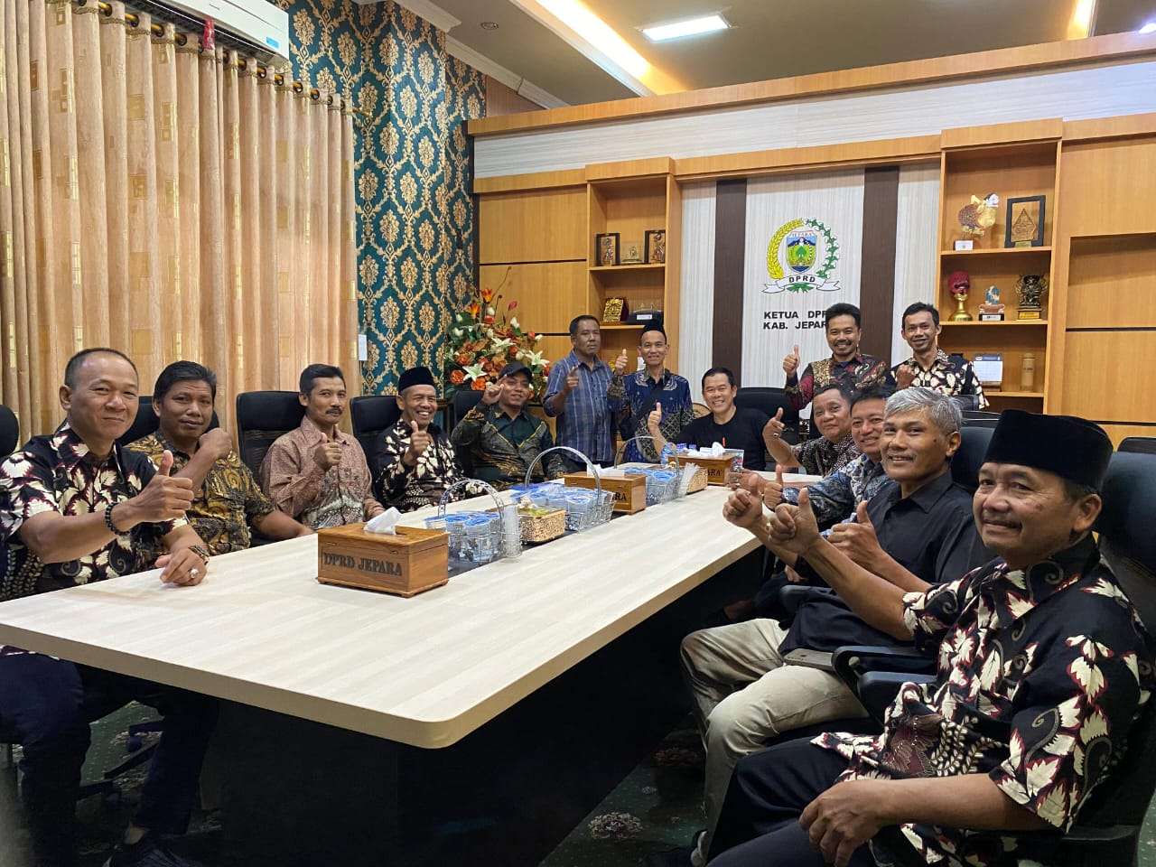 audiensi tokoh-tokoh masyarakat Desa Kecapi di Ruang Ketua DPRD, Jumat (18/7/2025)