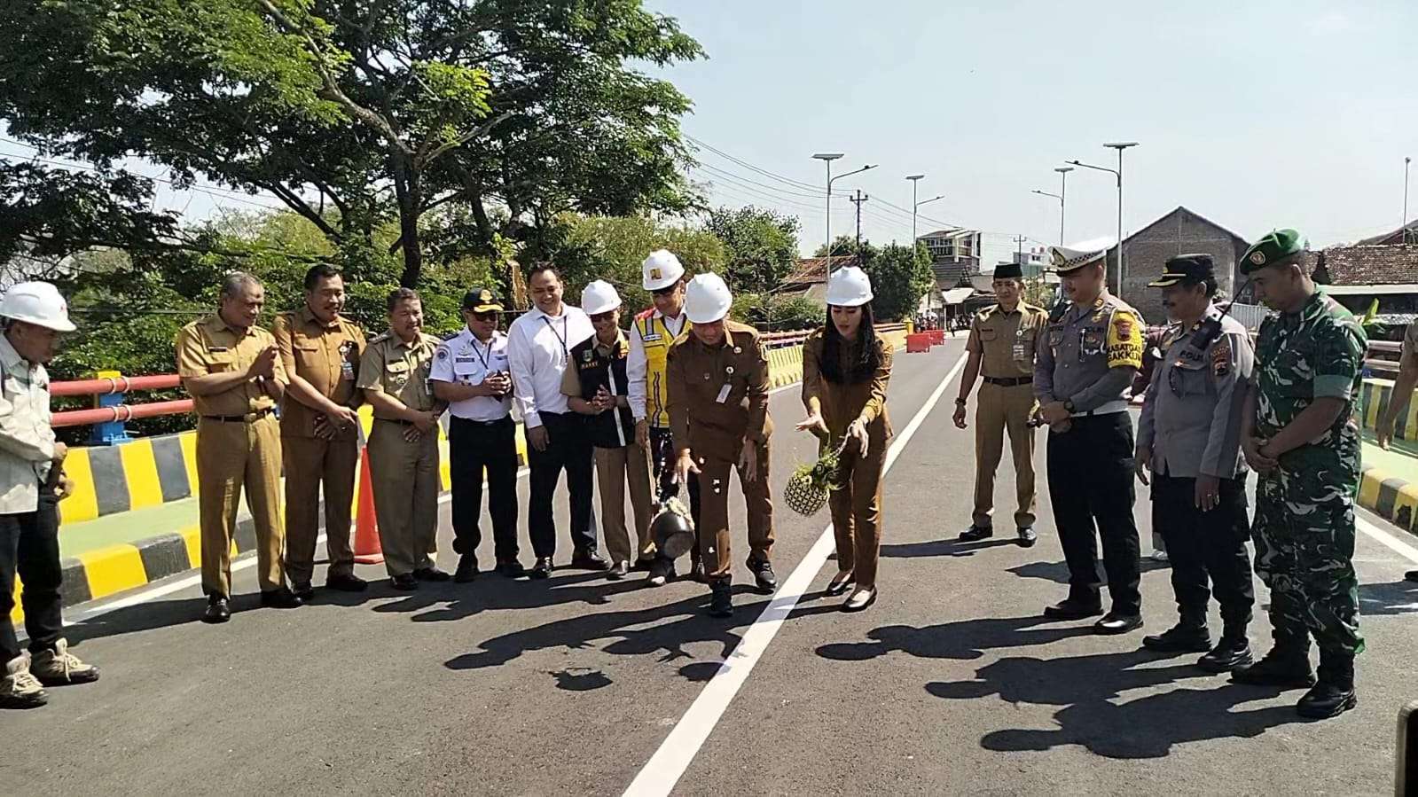 Peresmian Jembatan Karangsambung oleh Bupati Kudus, Sam’ani Intakoris dan Wakil Bupati Bellinda Putri pada Senin (21/7/2025)