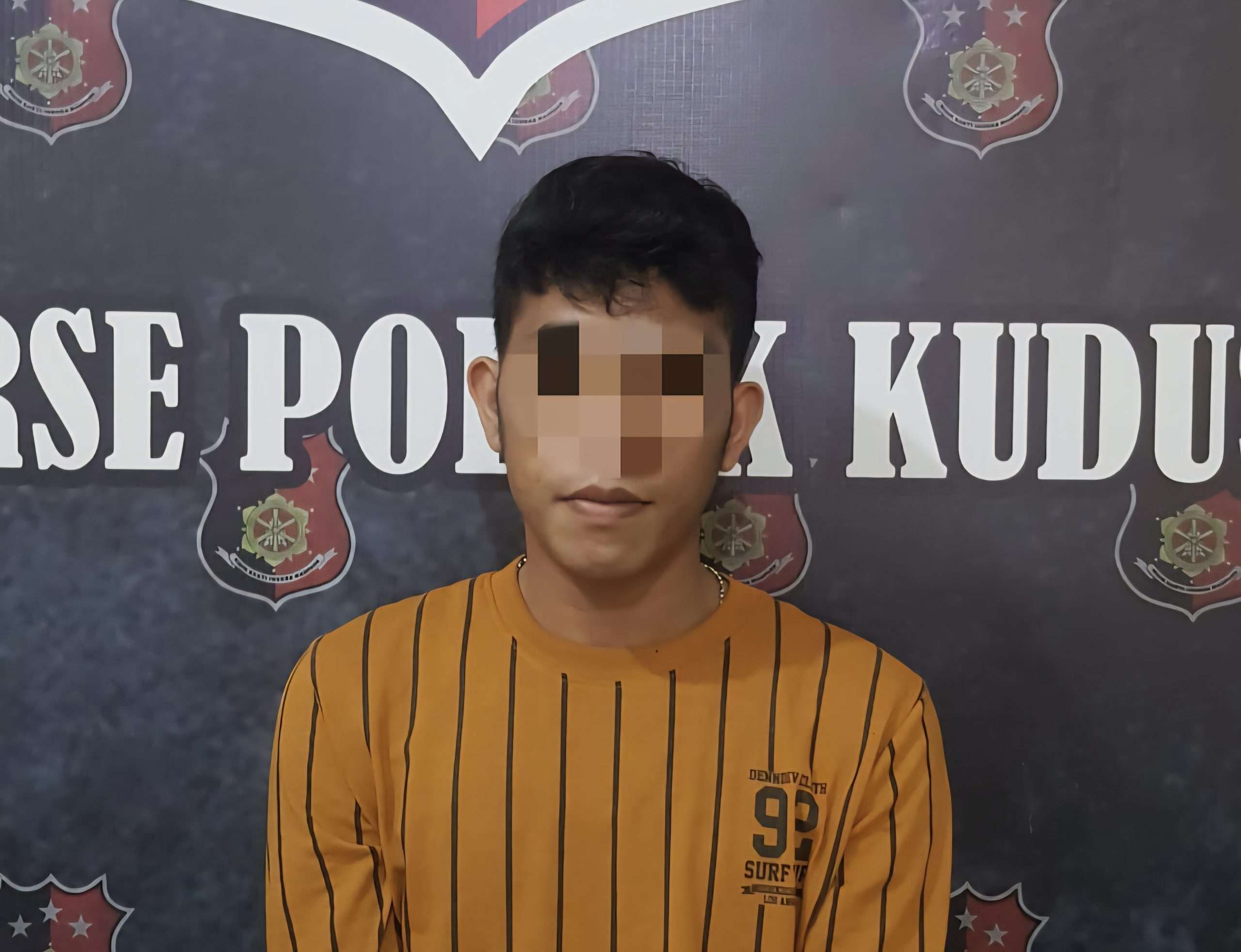AR (23), warga asal Kabupaten OKU Selatan, Sumatera Selatan pelaku pengancaman dan kepemilikina senjata tajam diamankan Polsek Kudus Kota