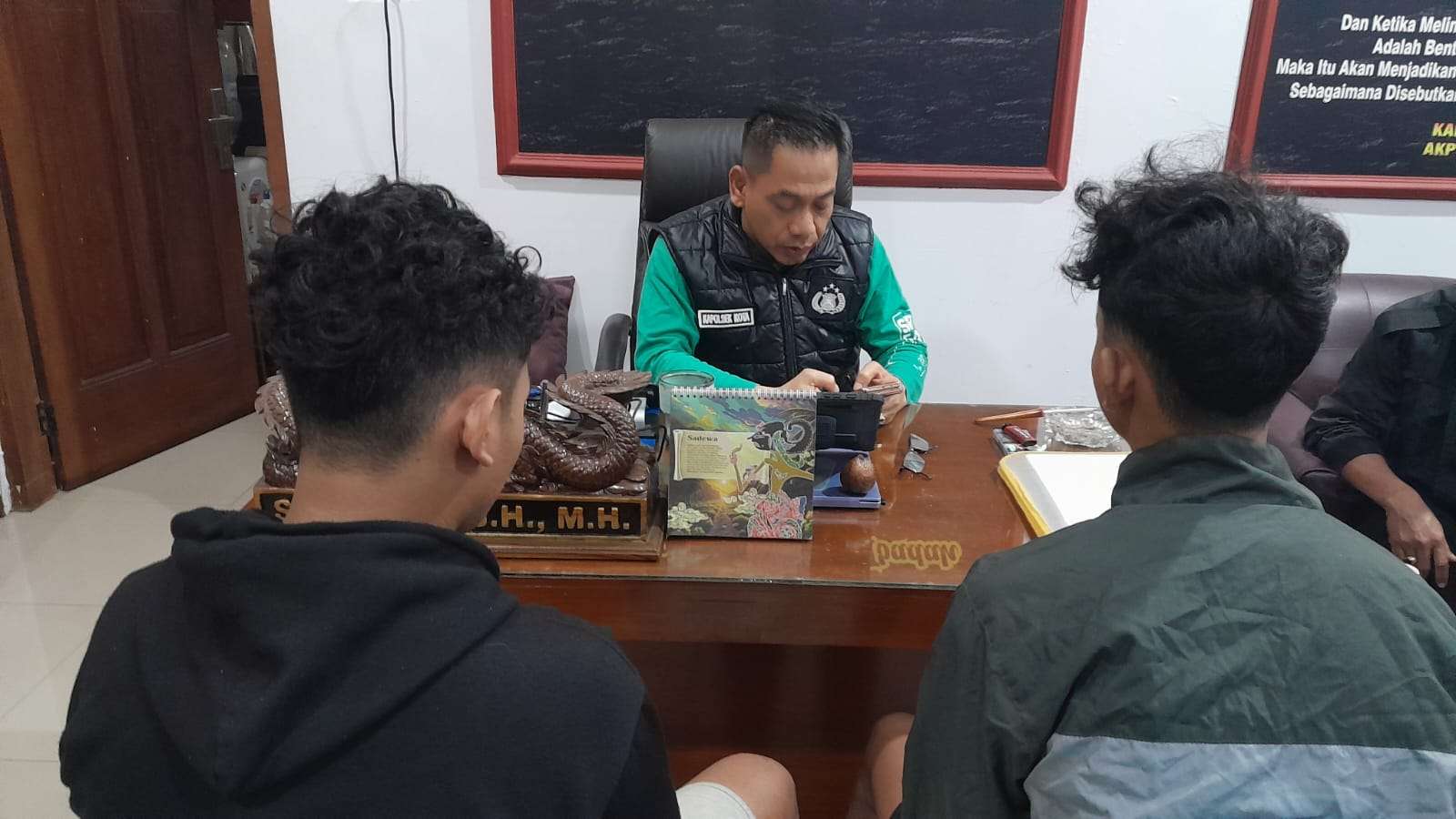 Dua anak yang terlibat video viral menenteng sajam di wilayah Kudus diserahkan ke Polsek Kudus Kota