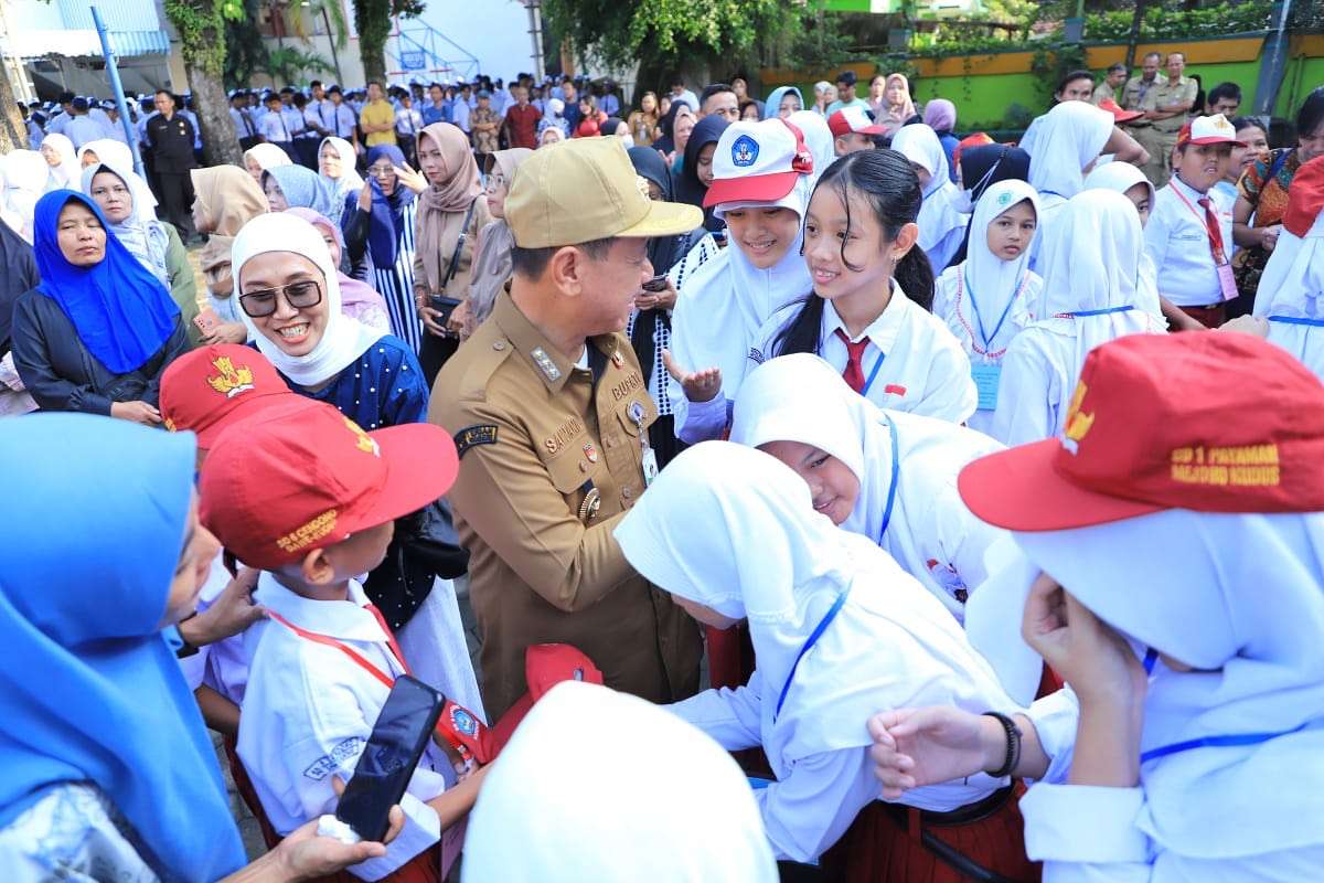 Bupati Kudus Sam'ani Intakoris memgikuti pembukaan tahun ajaran baru 2025/2026 di SMP Negeri 1 Kudus pada Senin (14/7/2025).