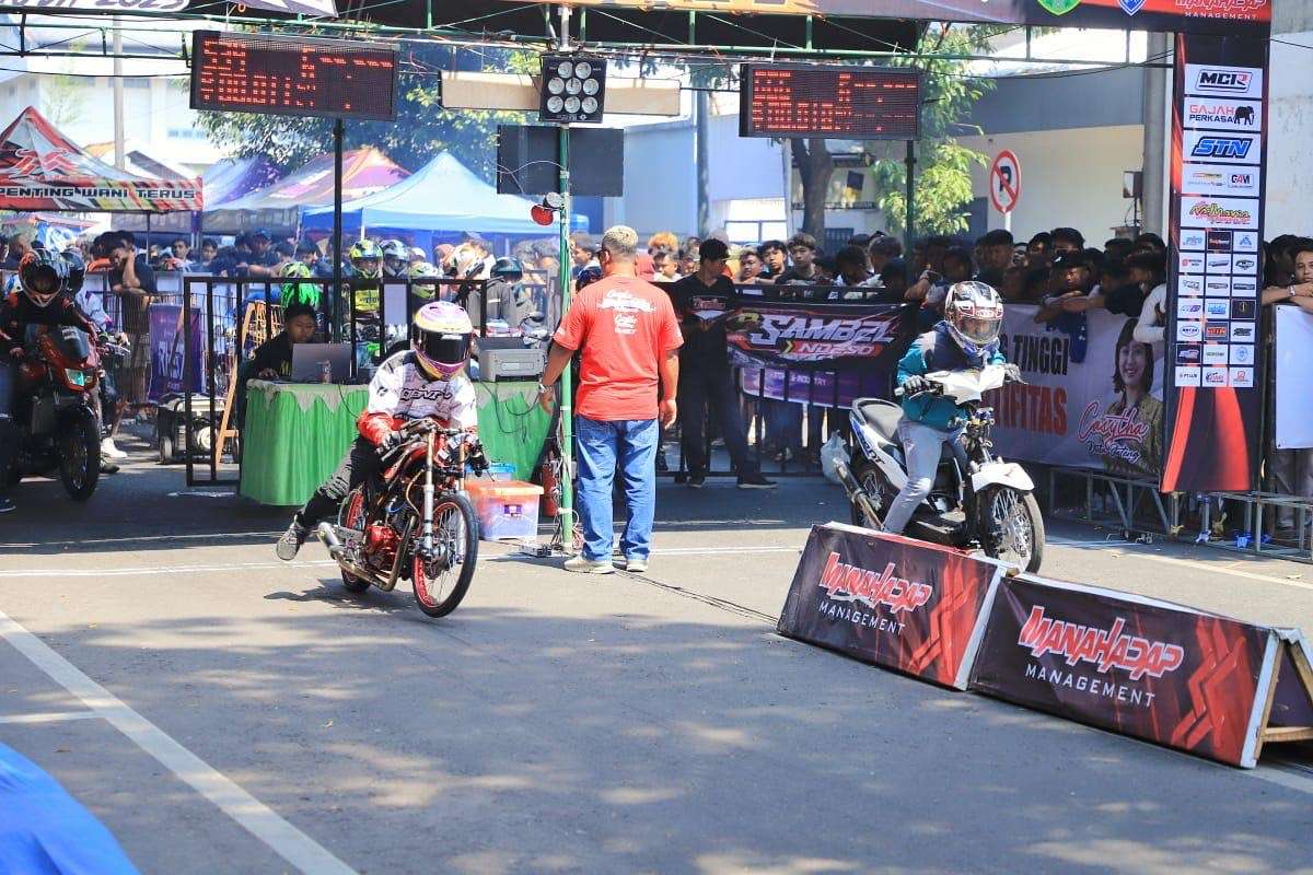 Casytha Manahadap Drag Bike Pemula 2025 di Sirkuit Non Permanen Jalan dr. Loekmono Hadi, Minggu (20/7/2025)