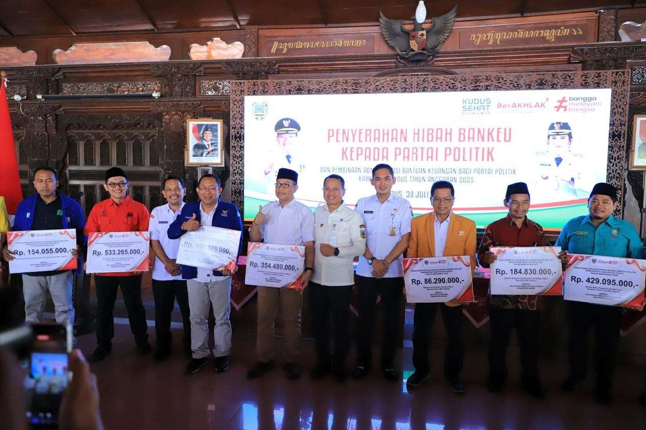 Penyerahan bantuan untuk parpol secara simbolis oleh Bupati Kudus Sam’ani Intakoris pada Rabu (30/7/2025) di Pendapa Kabupaten Kudus
