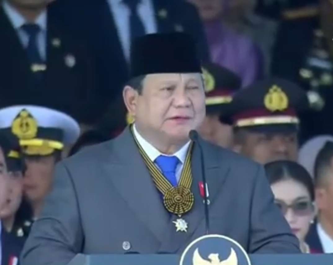 Presiden Prabowo Subianto memberi sambutan dalam peringatan Hari Bhayangkara ke-79 di Monas, Jakarta Pusat, Selasa (1/7/2025) (foto: kanal Youtube Kompas.com)