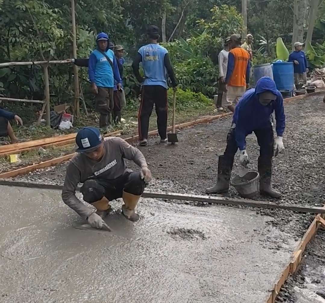 Warga di Desa Bageng dan Klakah Kasian di Kecamatan Gembong, Kabupaten Pati memperbaiki jalan kewenangan kabupaten secara swadaya (tangkapan layar akun Facebook Eko Kuswanto)