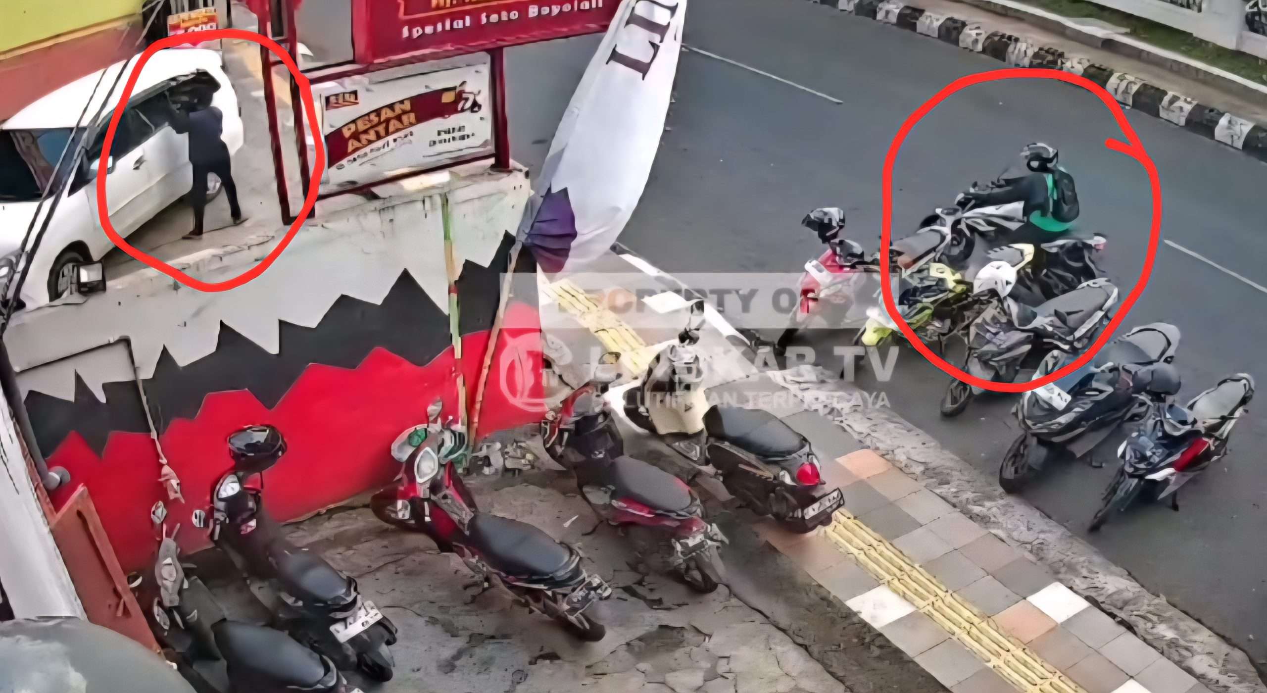 Tangkapan layar dari rekaman CCVT yang dibagikan LingkarTV lewat akun Tiktok menunjukkan dua lencuri tengah beraksi menggondol uang dari mobil yang terparkir