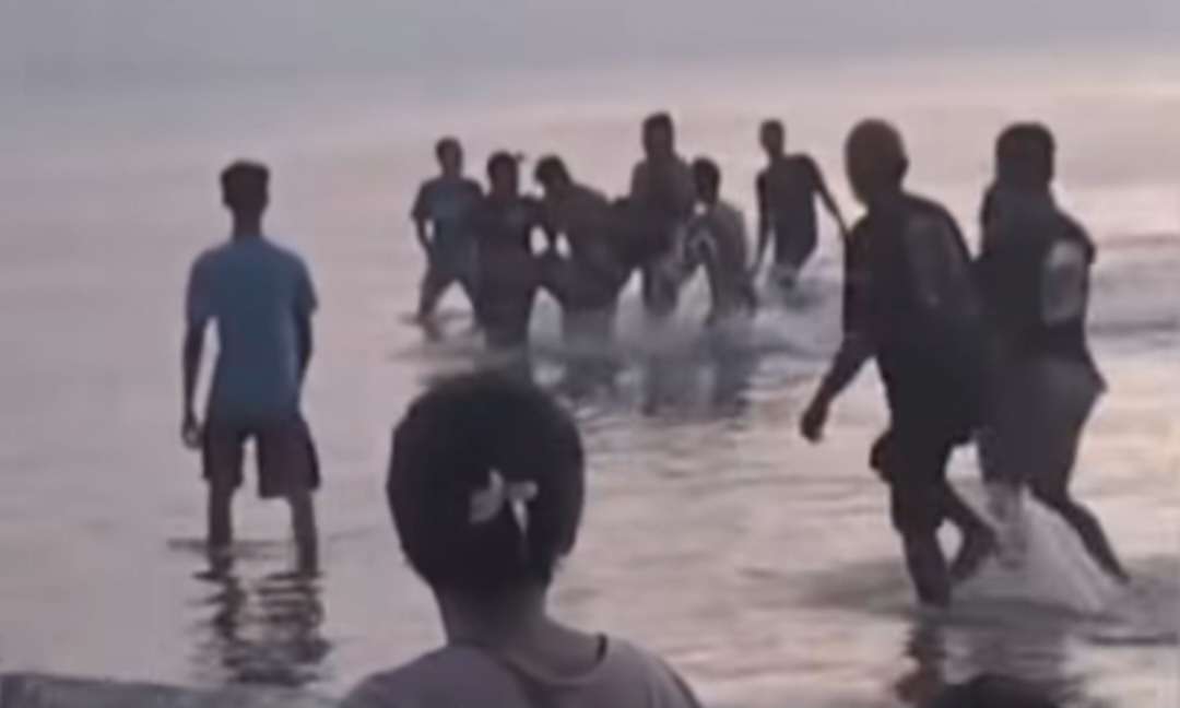 Para warga menyelamatkan seorang wisatawan yang tenggelam di Pantai Bondo, Jepara (tangkapan layar IG: @infodemakraya)