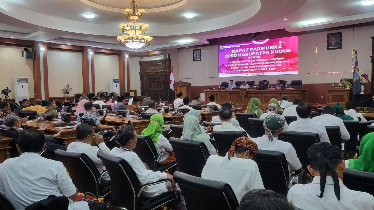 Rapat Pairpurna yang berlangsung di ruang rapat gedung DPRD Kudus pada Kamis, 10 Juli 2025. (Foto: ZONANEWS.ID)