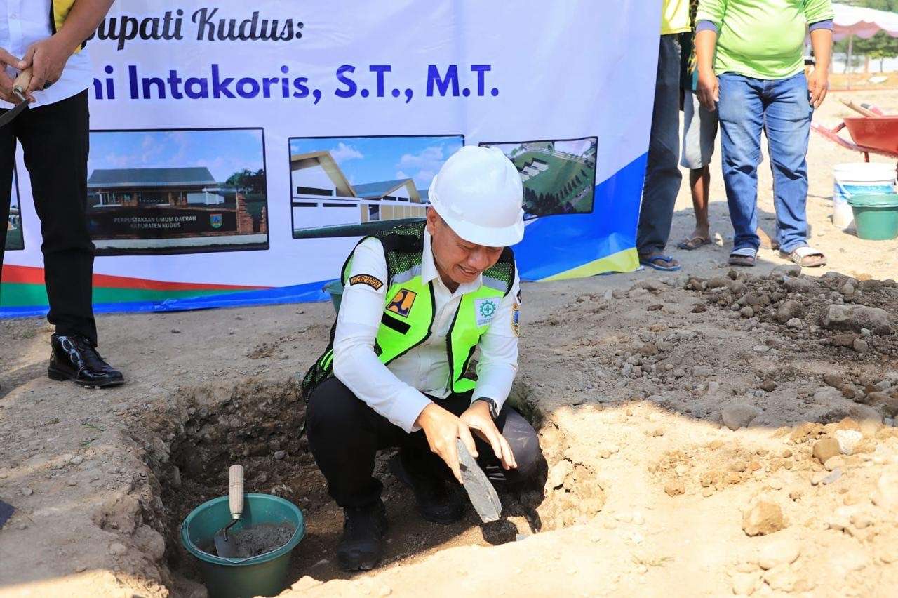 Peletakan baru pertama pembangunan gedung perpustakaan baru (Arsip dan Perpustakaan Daerah atau Arpusda) milik Kudus pada Rabu (9/7/2025), di Kompleks Balai Jagong Kudus