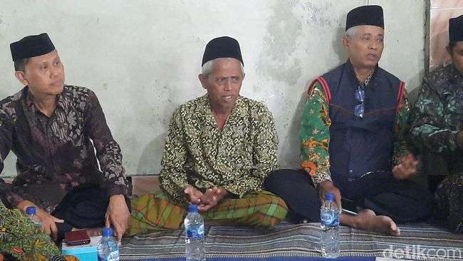 Guru madin berinisial AZ (tengah) saat didatangi rombongan DPRD Demak di kantor madin, Jumat (18/7/2025) (foto: detikJateng)