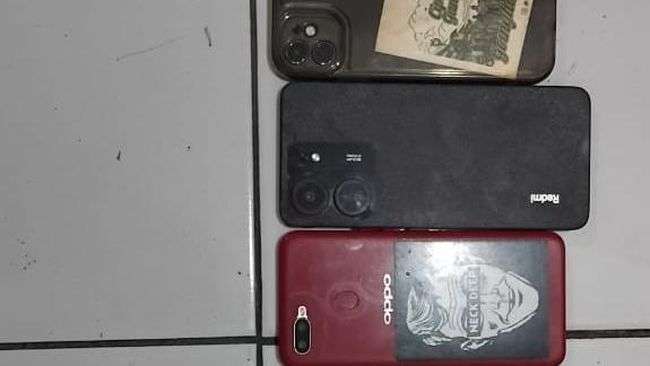 Handphone hasil curian yang diamankan Polsek Margorejo Pati saat konser musik pada Minggu (6/7/2025) malam
