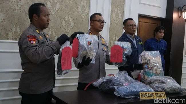 Polresta Pati menunjukan barang bukti kasus pembunuhan pria yang jasadnya ditemukan di jurang jalan Purwokerto Kecamatan Kayen, Rabu (30/7/2025). Foto: Dian Utoro Aji/detikJateng