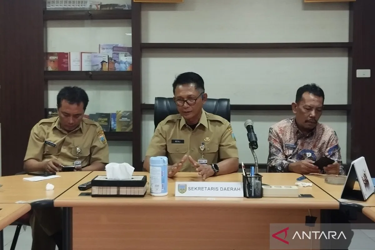 Sekretaris Daerah Kabupaten Kudus Revlisianto Subekti didampingi Inspektur Daerah Kudus Eko Djumartono dan Pelaksana tugas Asisten II Setda Kudus Dwi Agung Hartono saat memberikan keterangan pers di ruang rapat Sekda Kudus, Senin (28/7/2025). (ANTARA/Akhmad Nazaruddin Lathif)