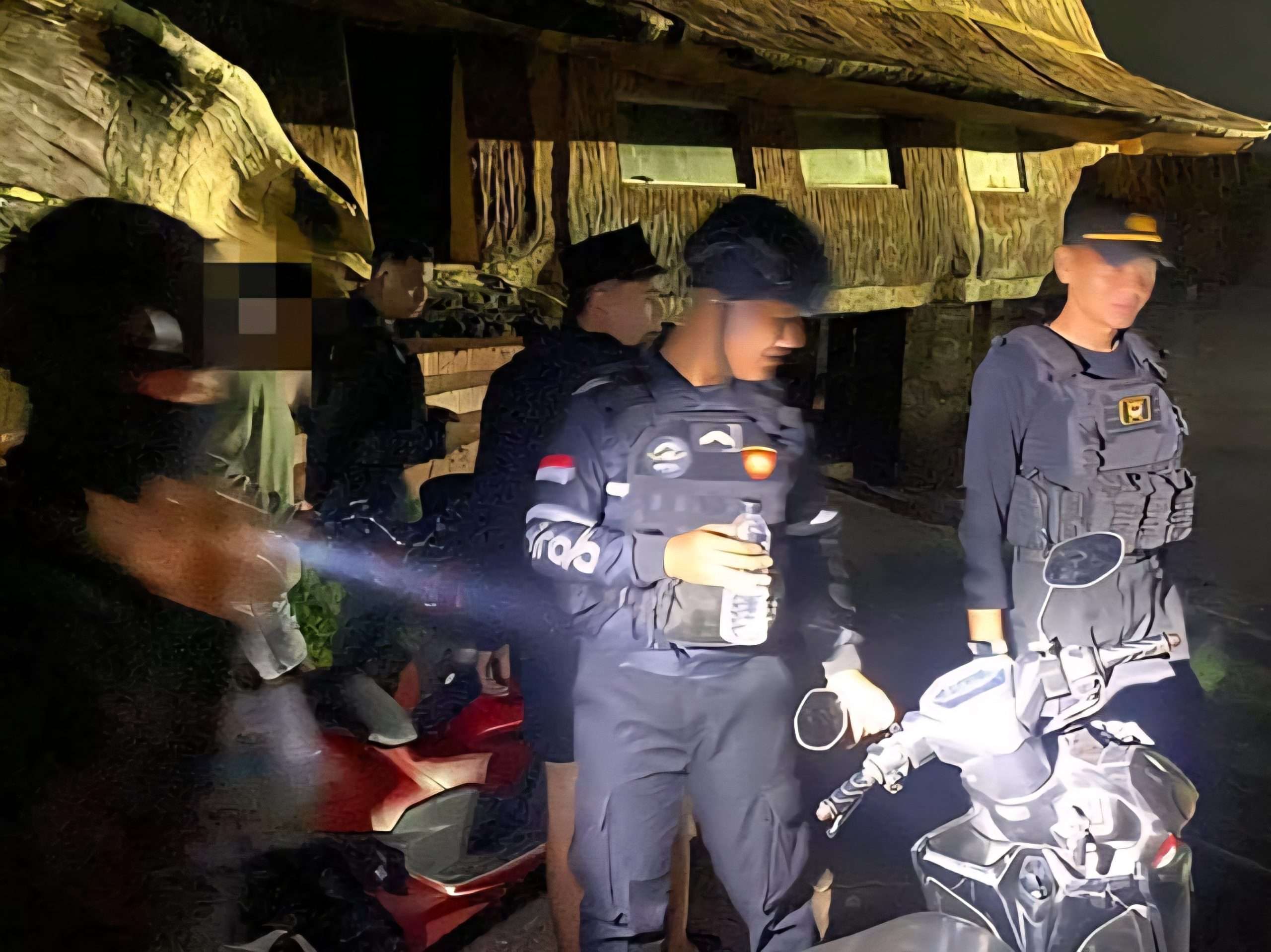 Tim Patroli Siraju Polres Jepara membubarkan segerombolan pemuda ketahuan pesta miras di Pantai Kartini Jepara pada Minggu (13/7/2025) dini hari (foto: MuriaNews)