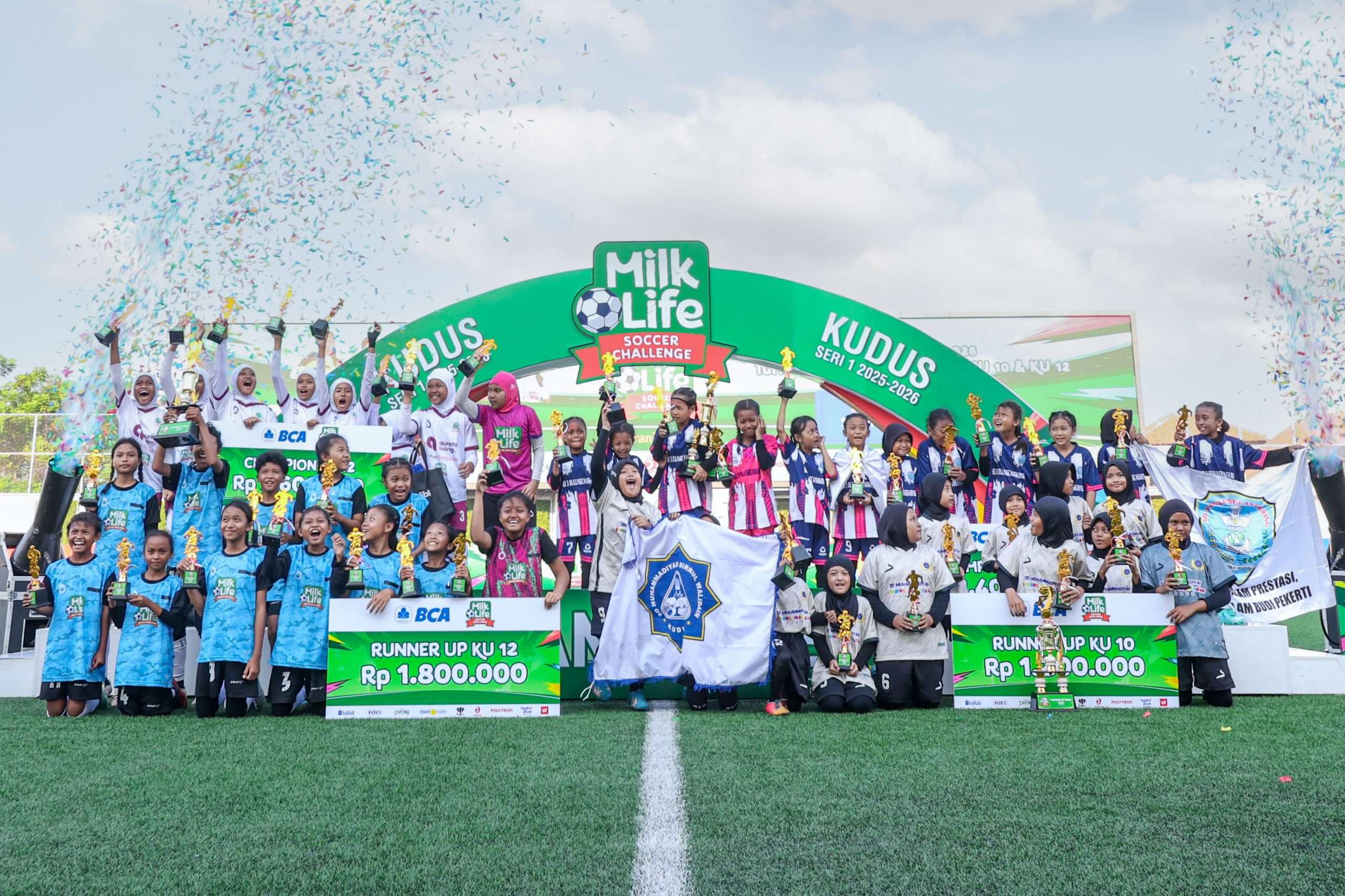 Champion dan runner-up KU 12 dan KU 10 merayakan kesuksesan pada MilkLife Soccer Challenge Kudus Seri 1 2025 - 2026.
