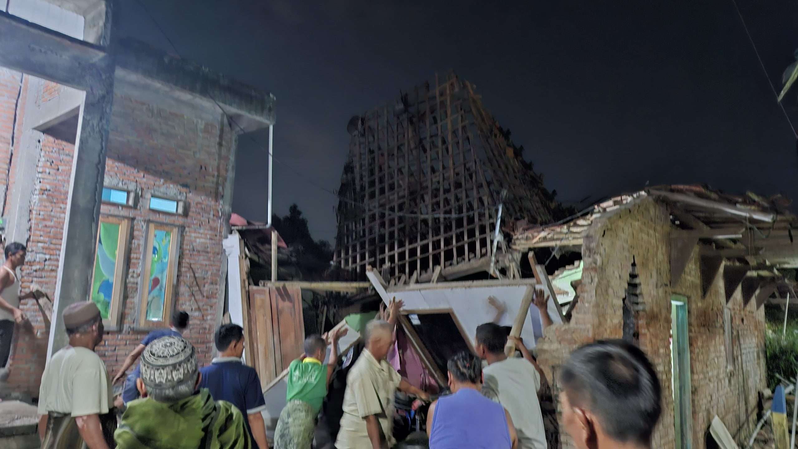 Penampakan rumah Kuswarin (40) di RT 2 RW 10 Dukuh Mijen, Desa Bulungcangkring, Kecamatan Jekulo, Kabupaten Kudus tiba-tiba roboh pada Rabu malam, 30 Juli 2025