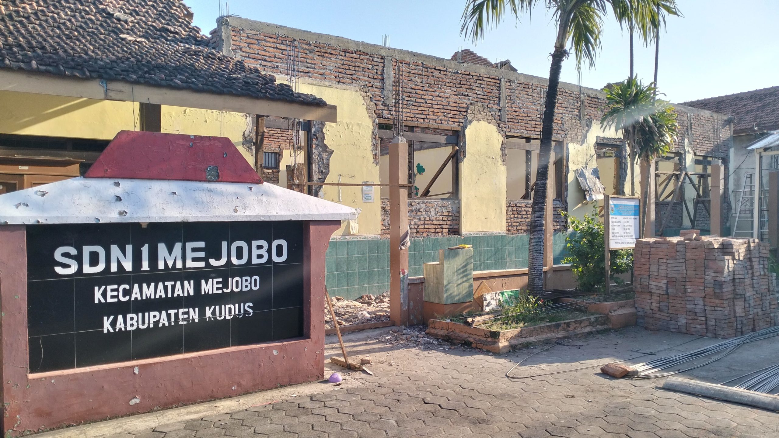 Kondisi SD 1 Mejobo yang tengah direhab