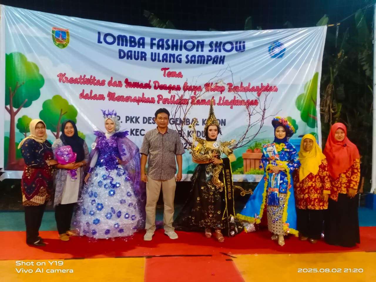 Para juara lomba fashion show berbahan daur ulang sampah TP PKK Desa Ngembal Kulon, Sabtu malam (2/8/2025)