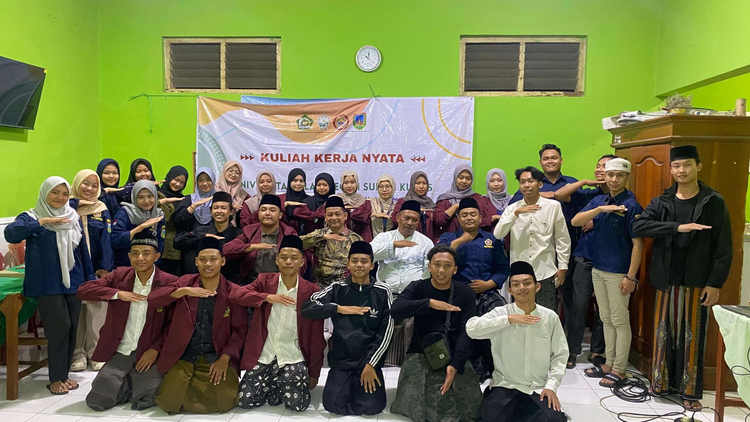 Seminar Moderasi Beragama Sebagai Program Unggulan KKN-MB UIN Sunan Kudus angkatan 2025 di gedung Muslimat Tepasan Desa Demangan Kudus. Jum'at (08/08/2025)