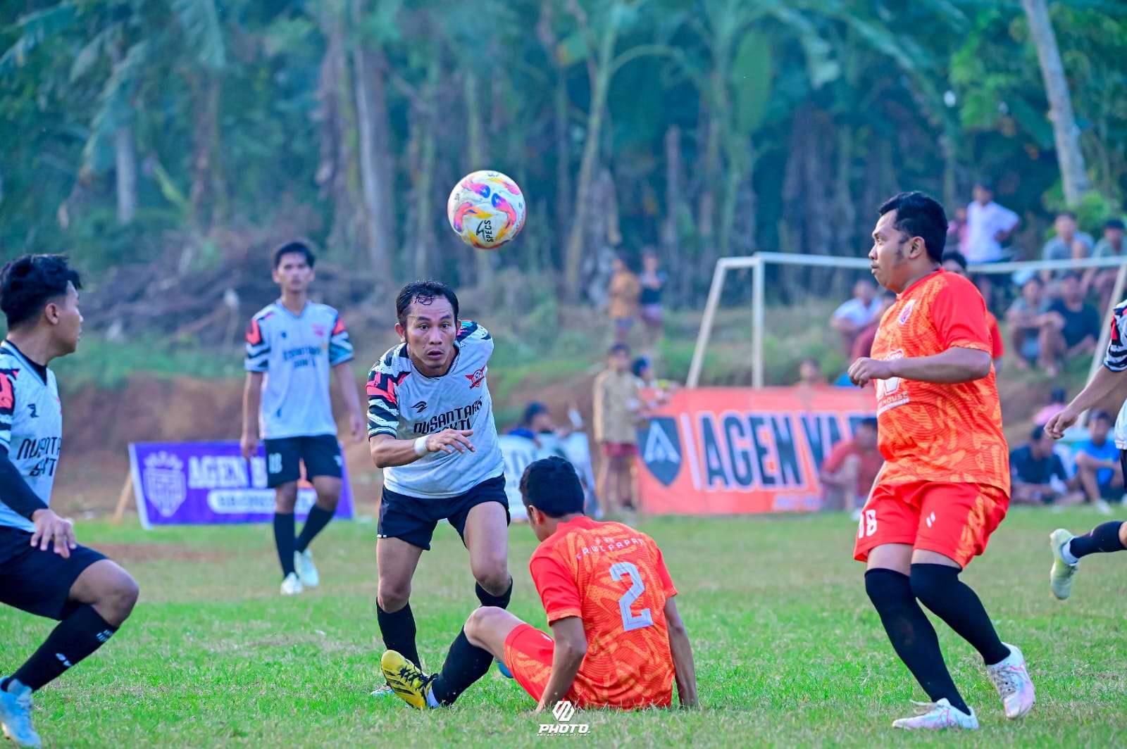 10 Pemain RW 01 Hancurkan Mimpi RW 05, Tantang Juara Bertahan RW 04 di Final Liga RW 2025! 1 Jalannya pertandingan sepak bola antar-RW se-Desa Bawu antara tim RW 01 dan RW 05