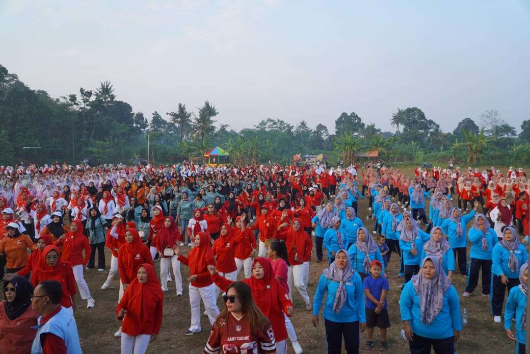 Ribuan masyarakat mengikuti senam dan jalan sehat dalam rangkaian perayaan Sedekah Bumi Desa Kecapi dan menyambut Hari Ulang Tahun Republik Indonesia ke-80
