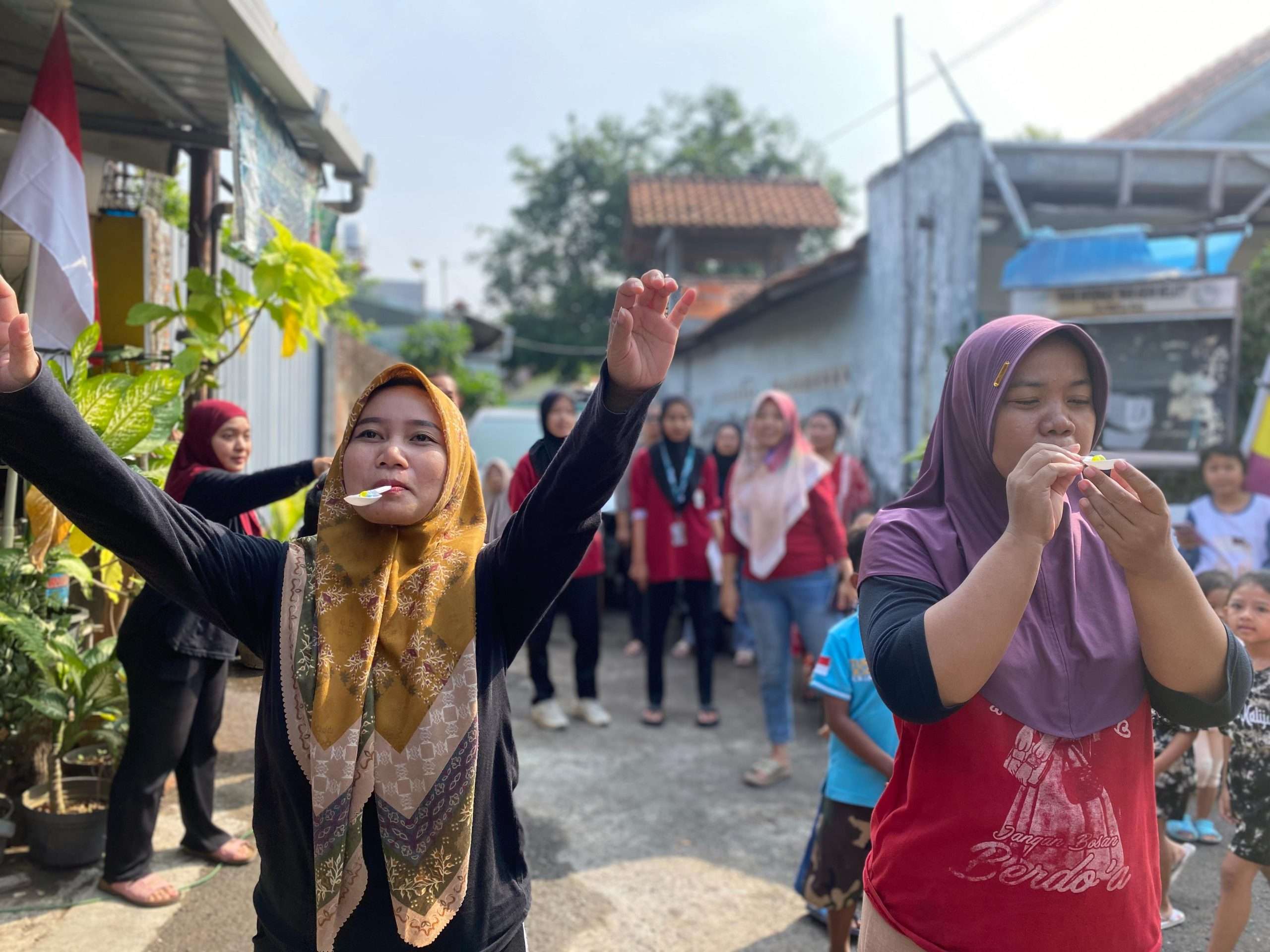 mahasiswa Kuliah Kerja Nyata Moderasi Beragama (KKN-MB) UIN Sunan Kudus meriahkan kegiatan lomba agustusan bersama warga RW 3 Mlati Lor, Kecamatan Kota, Kabupaten Kudus