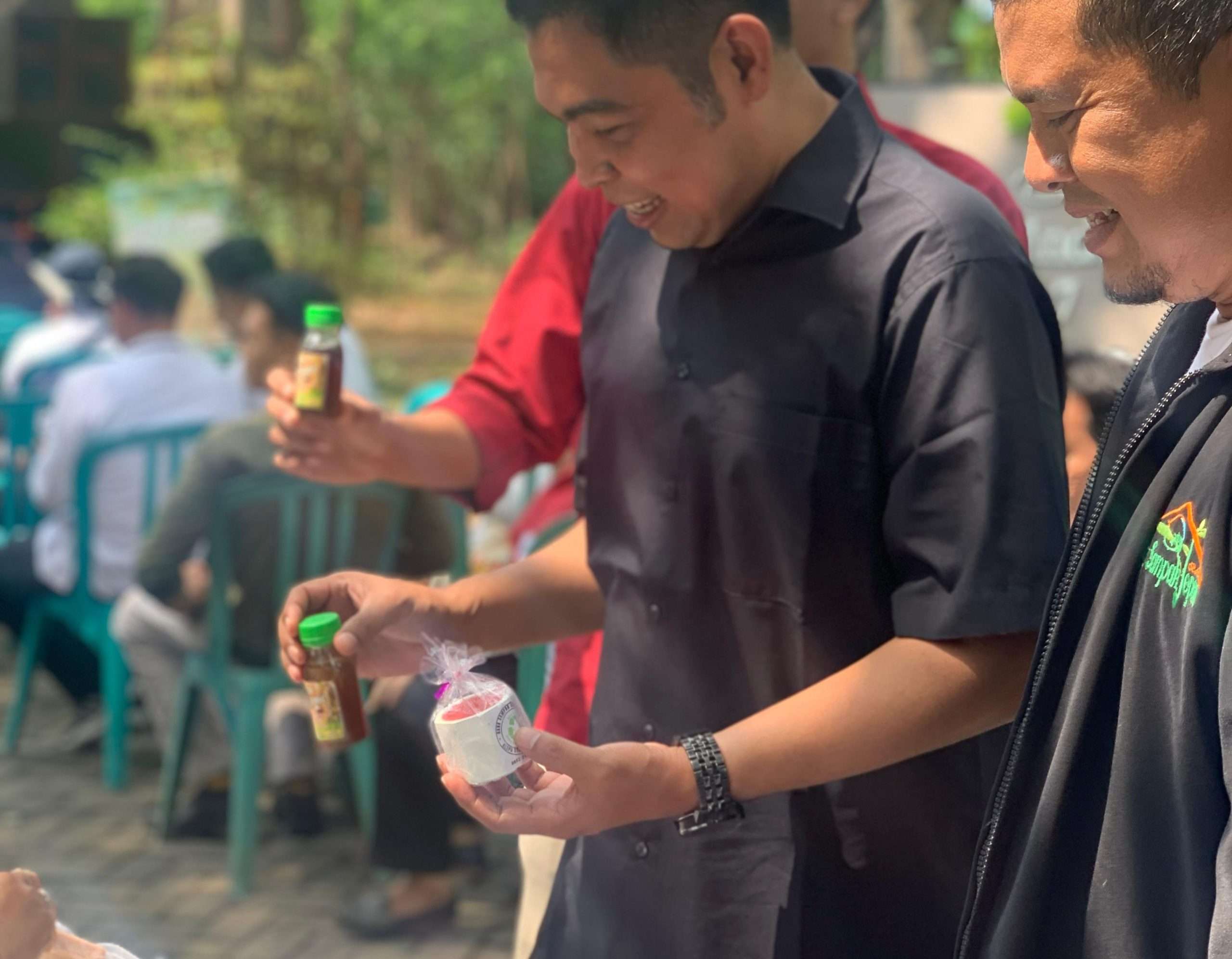 Ketua Komisi D DPRD Jepara, Andi Rokhmat membeli produk olahan bank sampah pada Perayaan HUT ke-7 Bank Sampah Induk (BSI) Berseri Jepara di Hutan Kota Jepara, Selasa (12/8/2025)