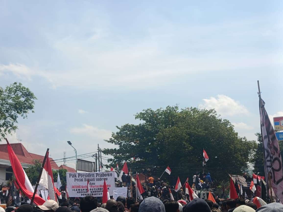 Kondisi aksi demo di depan pendopo Kabupaten Pati pada 13 Agustus 2025