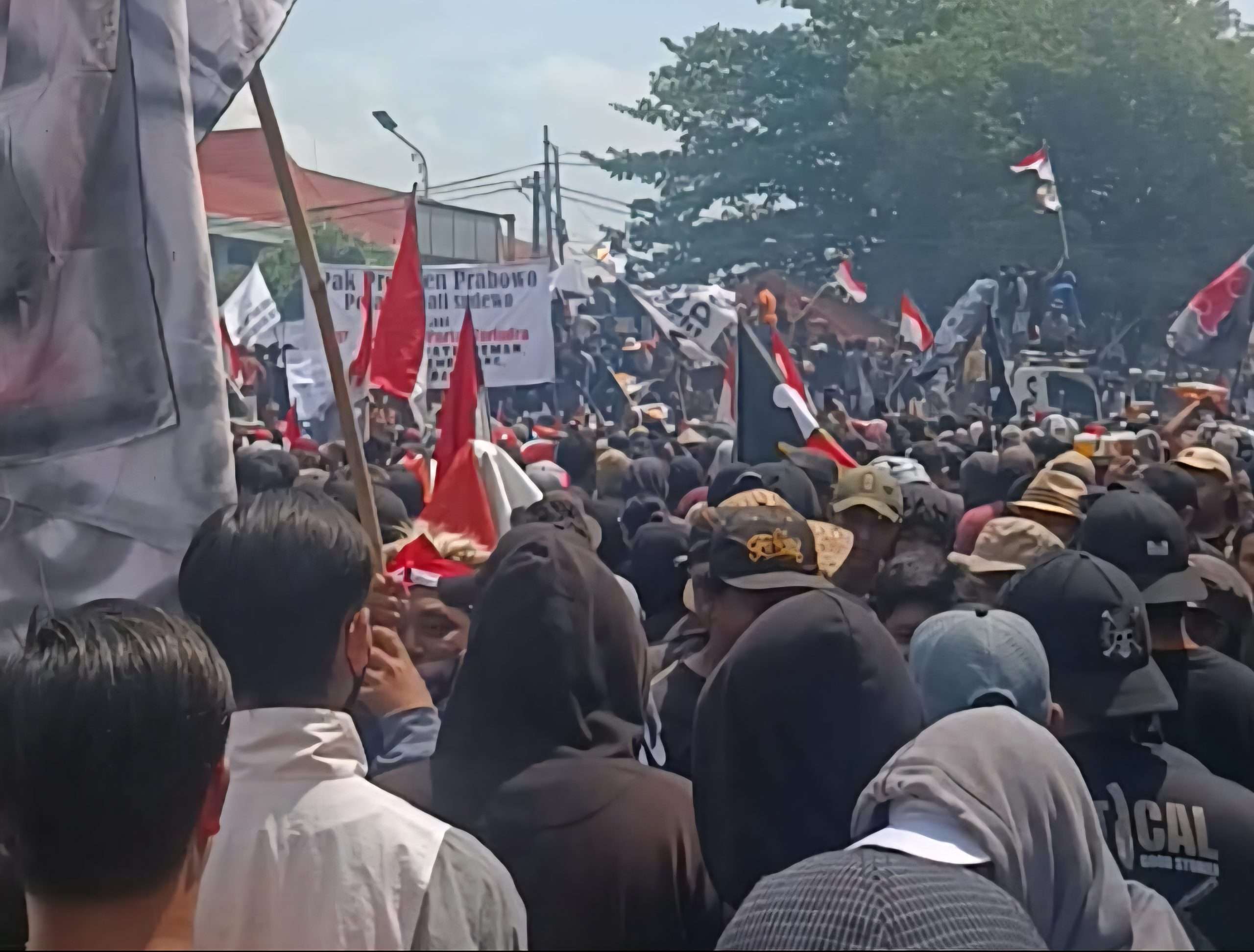 Kericuhan pecah dalam demonstrasi di depan Kantor Bupati Pati, Rabu (13/8)