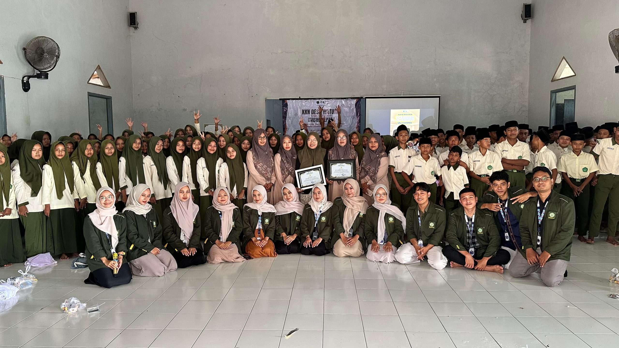 KKN UNISNU Jepara Angkatan XIX menggelar seminar mengusung tema "Gen Z Berdakwah: Menggabungkan Kreativitas dan Teknologi untuk Menginspirasi" pada Kamis, 7 Agustus 2025 di MTs Miftahul Huda